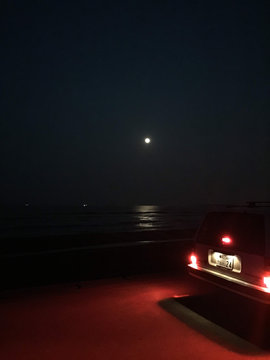 満月の夜のサーフィンビーチの画像